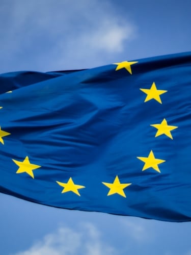 EU-flagga mot blå himmel