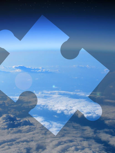 Transparent pusselbit över molnen