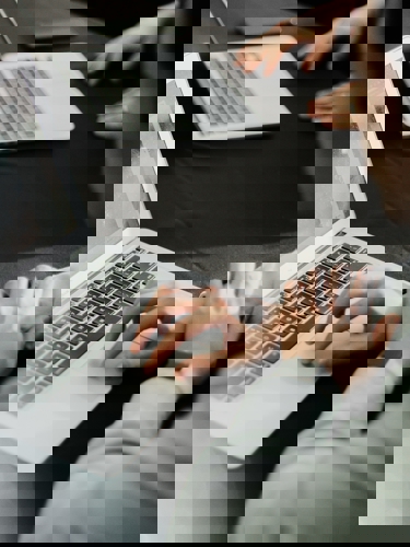 En man sitter vid dator.