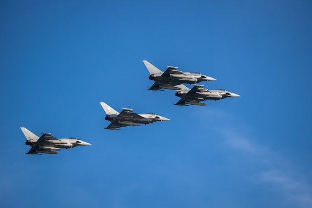 fyra stridsflygplan mot blå himmel