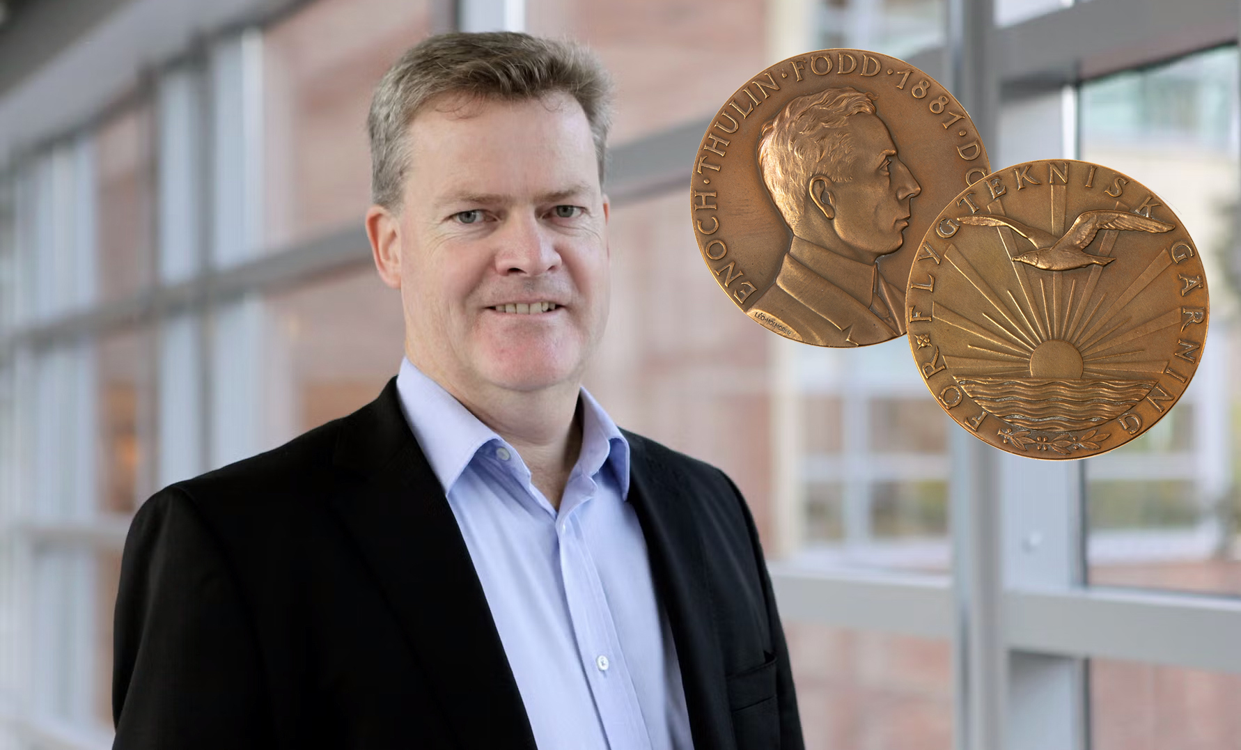 Leende i halvfigur och närbild medaljen