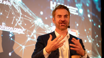 Närbild Erik Brynjolfsson i scenljus