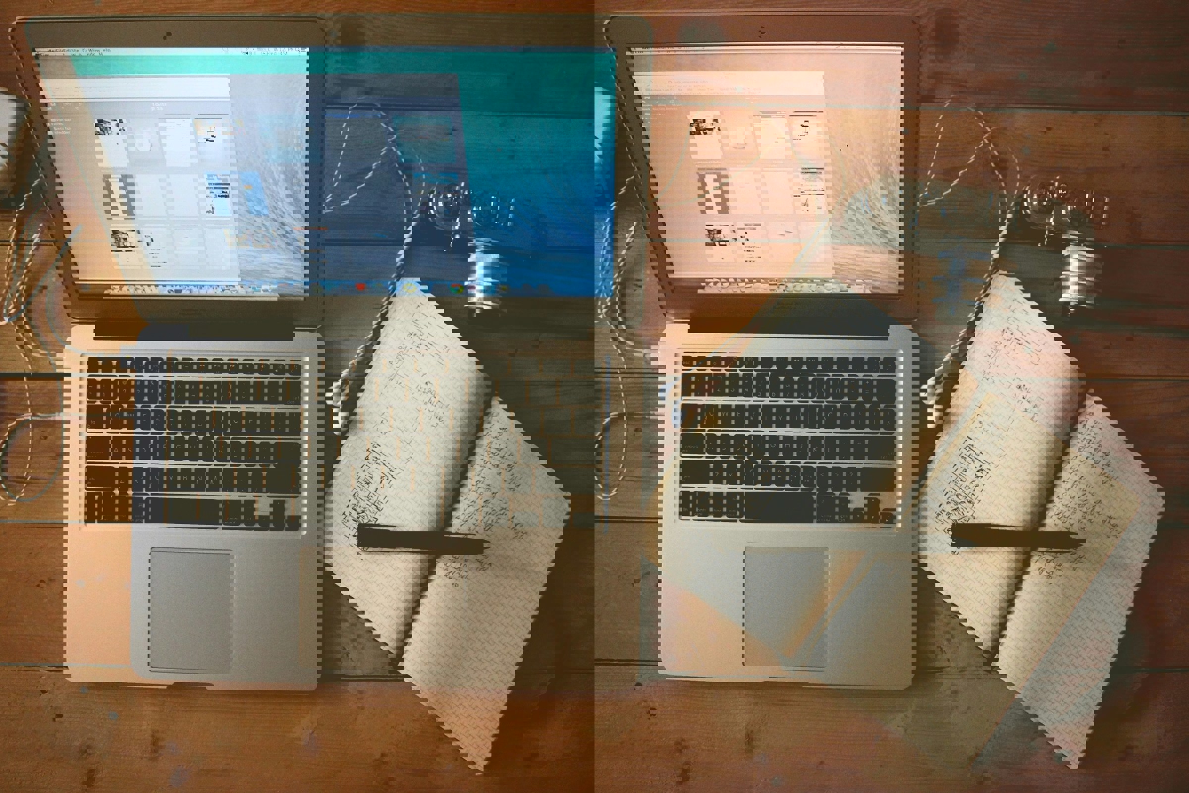 laptop och anteckningsblock på skrivbord