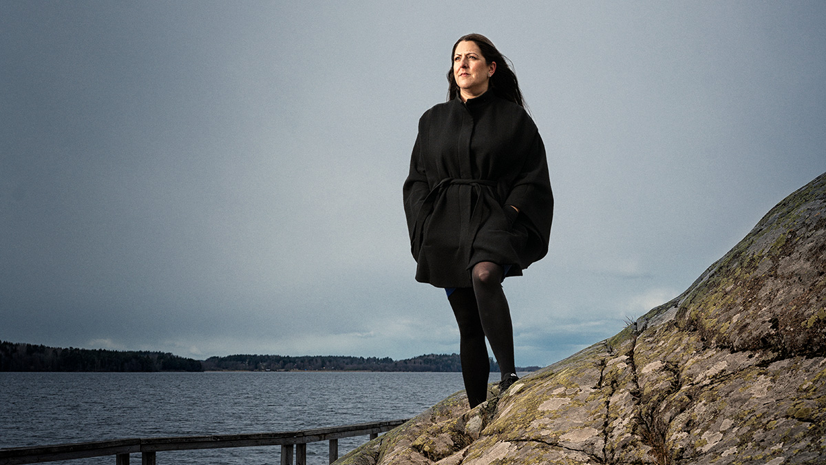 Amina Manzoor på klippa mot bakgrund av Mälaren