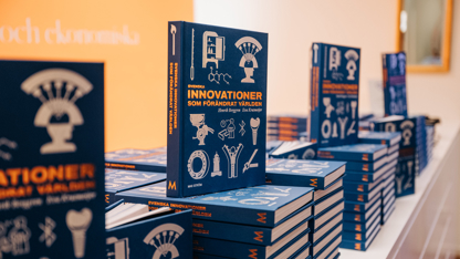 Högar med böcker i rad på bänk