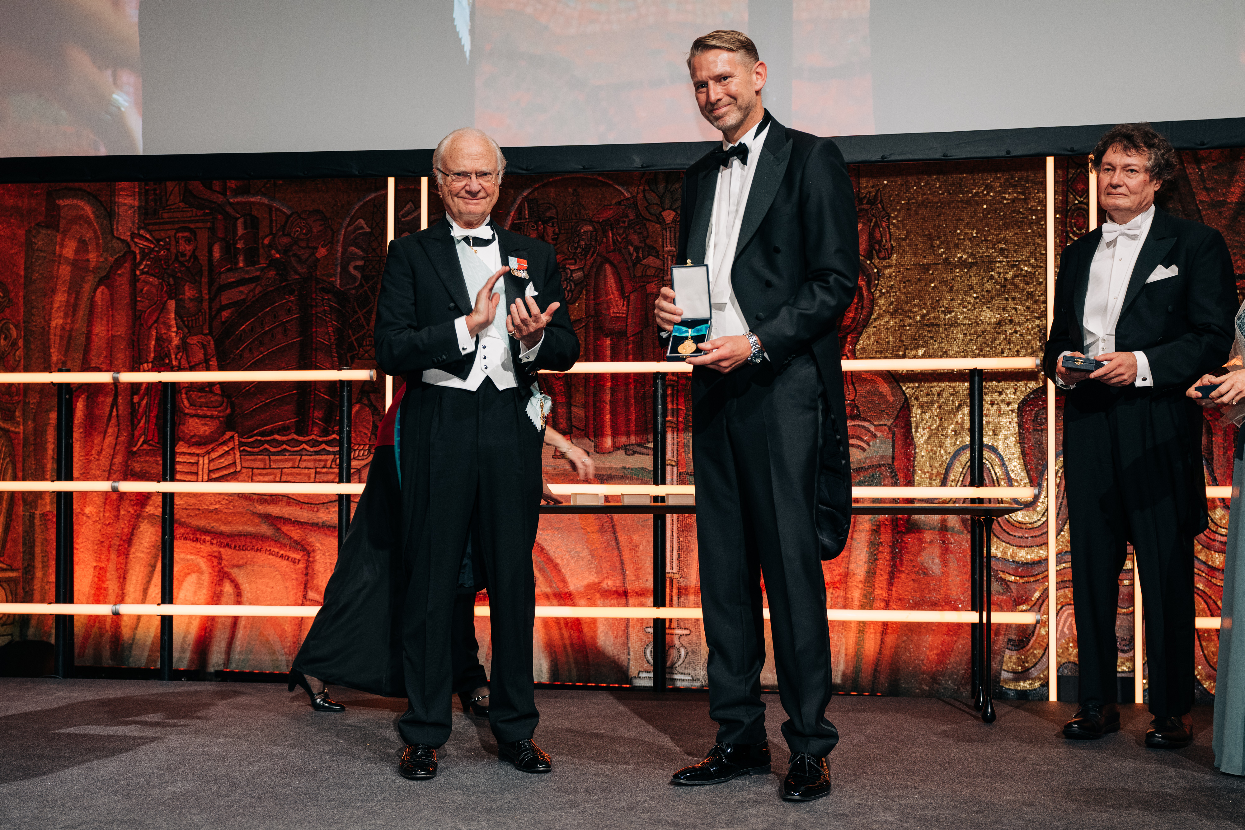 H.M. Konungen tilldelar Peter Carlsson guldmedaljen