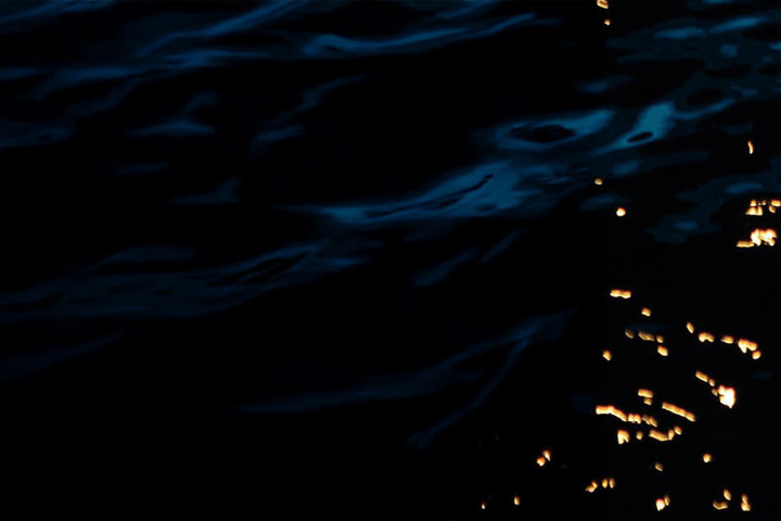 Mörkt vatten med mareld