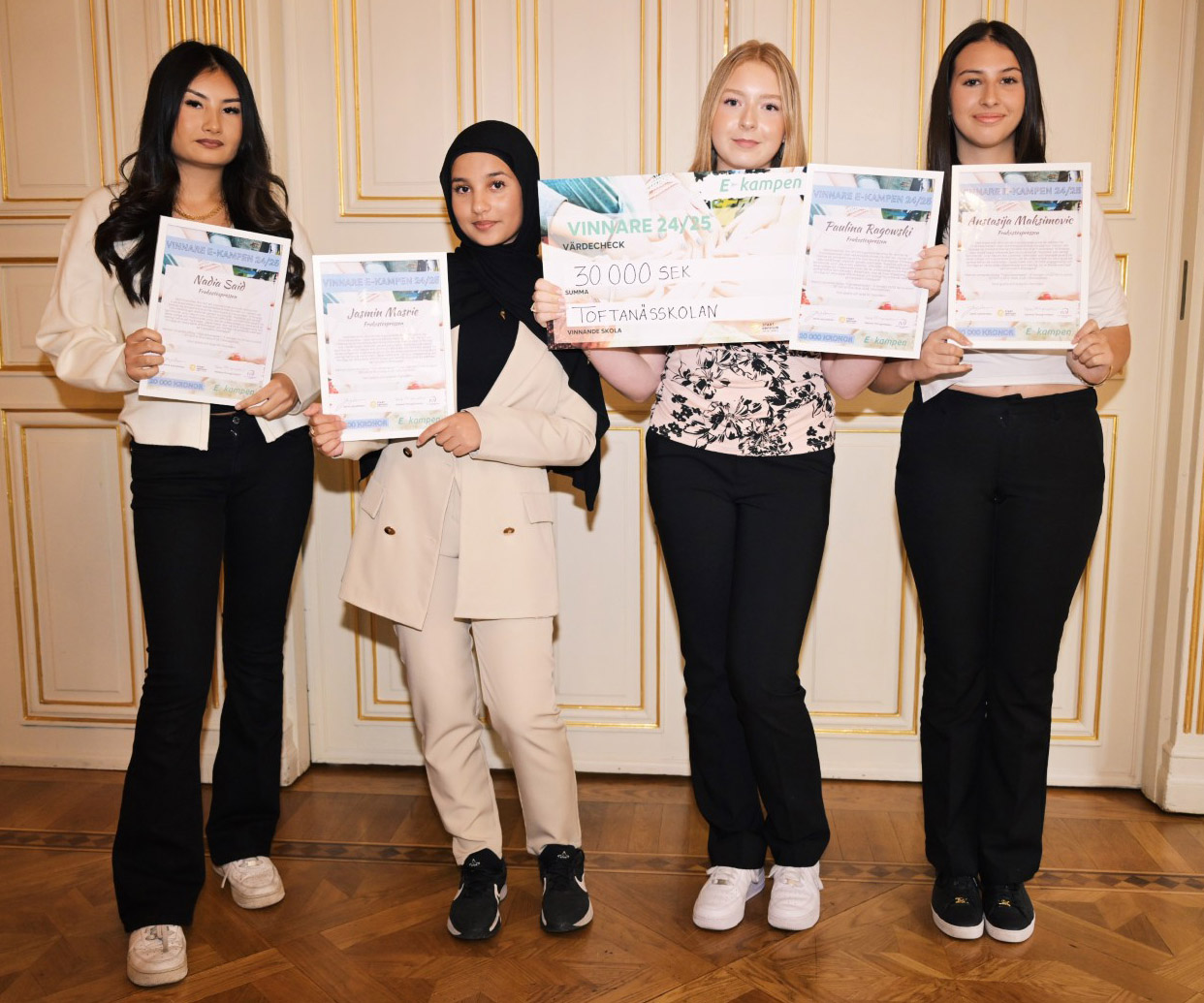 fyra tjejer med diplom