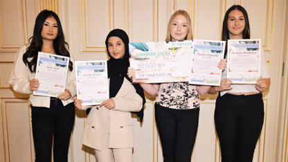 fyra tjejer med diplom