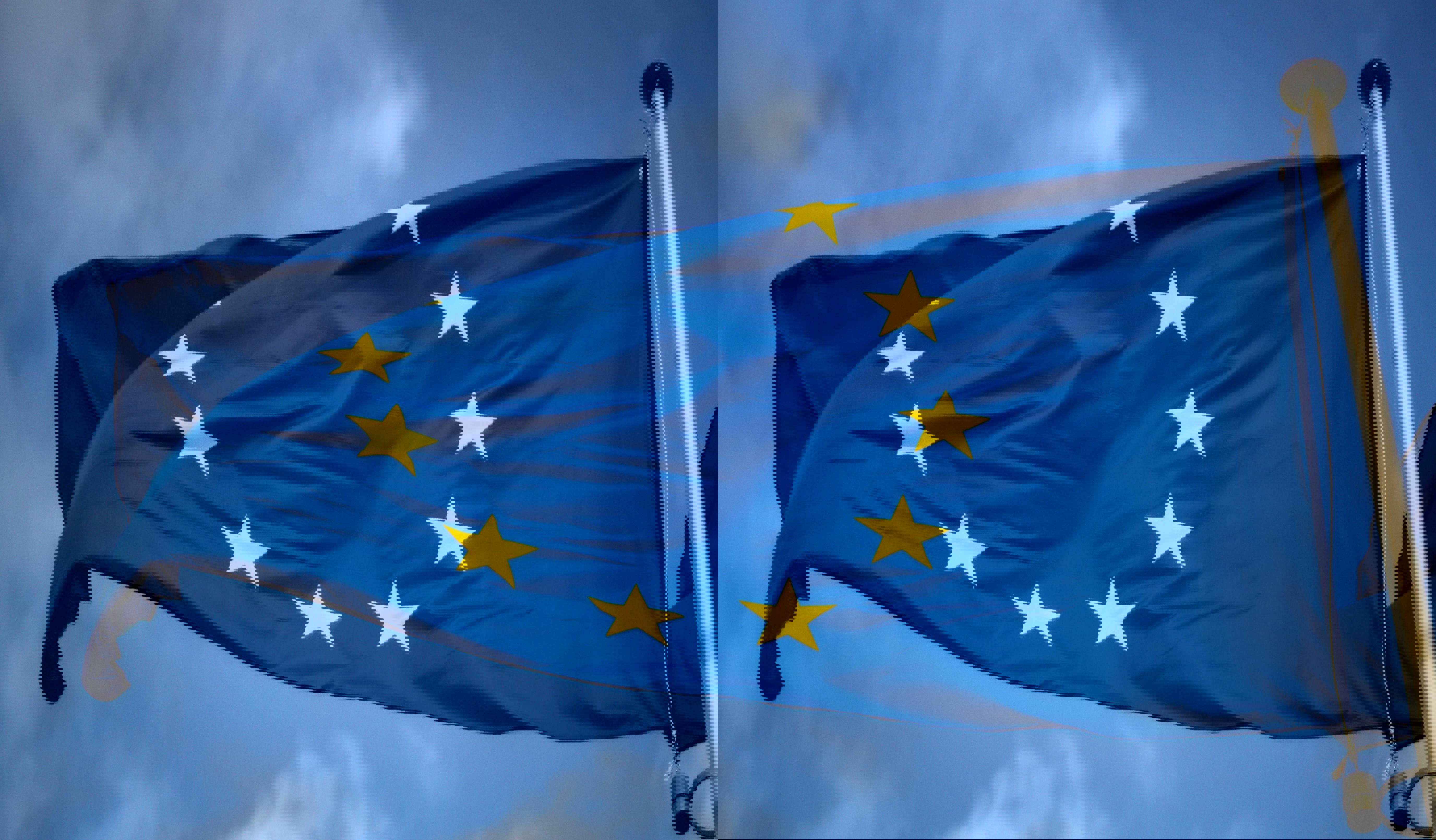 EU-flagga mot blå himmel