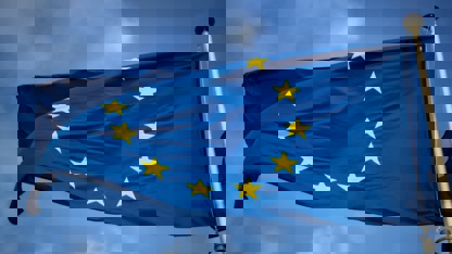 EU-flagga mot blå himmel