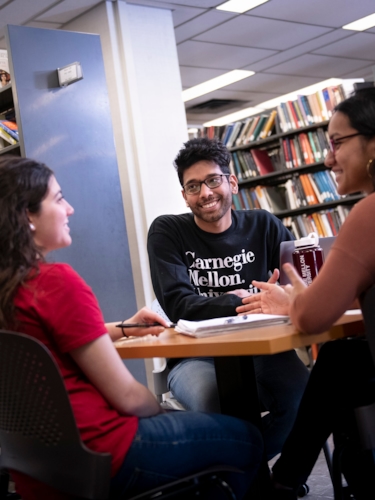 Tre studenter i samtal på Carnegie Mellon University