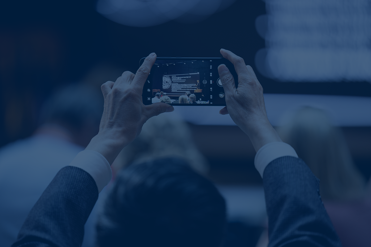 person fotar med mobil