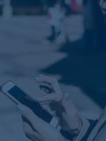 person håller mobil