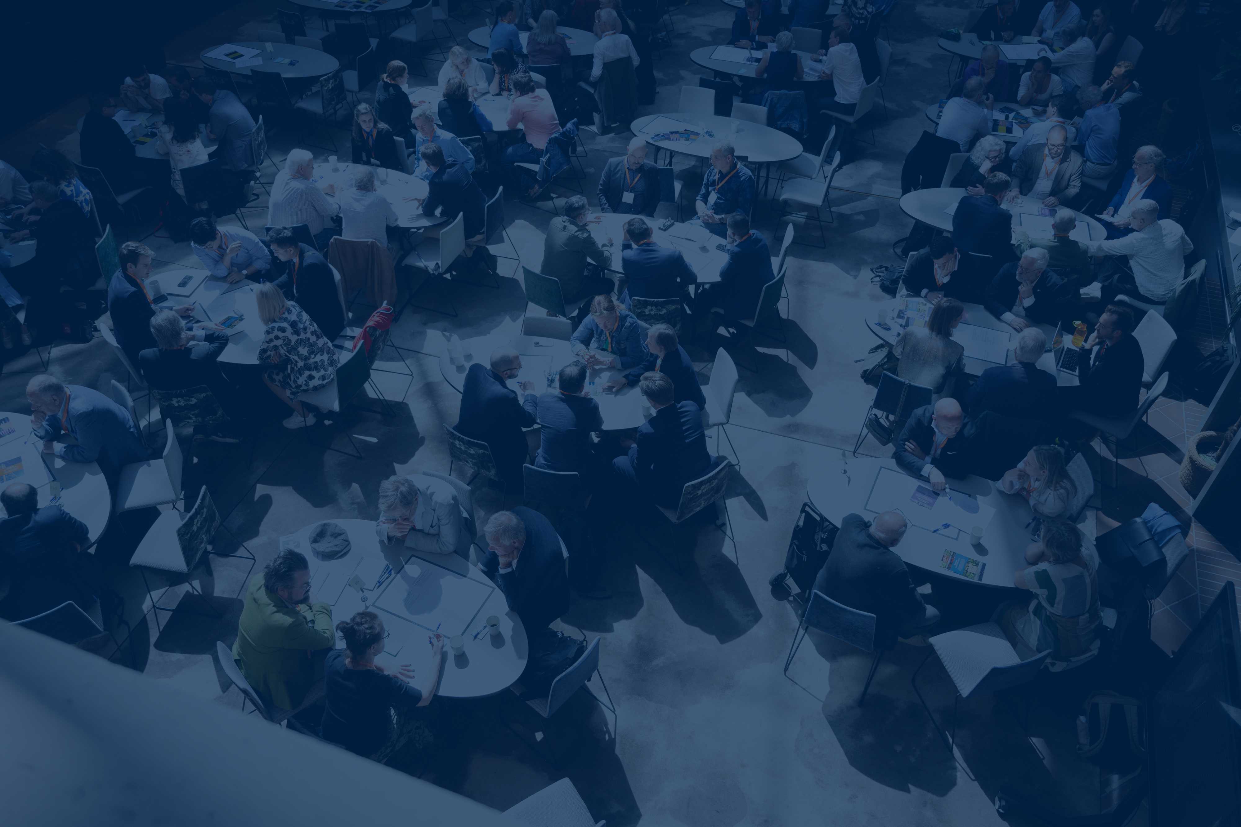 runda bord med människor sett uppifrån