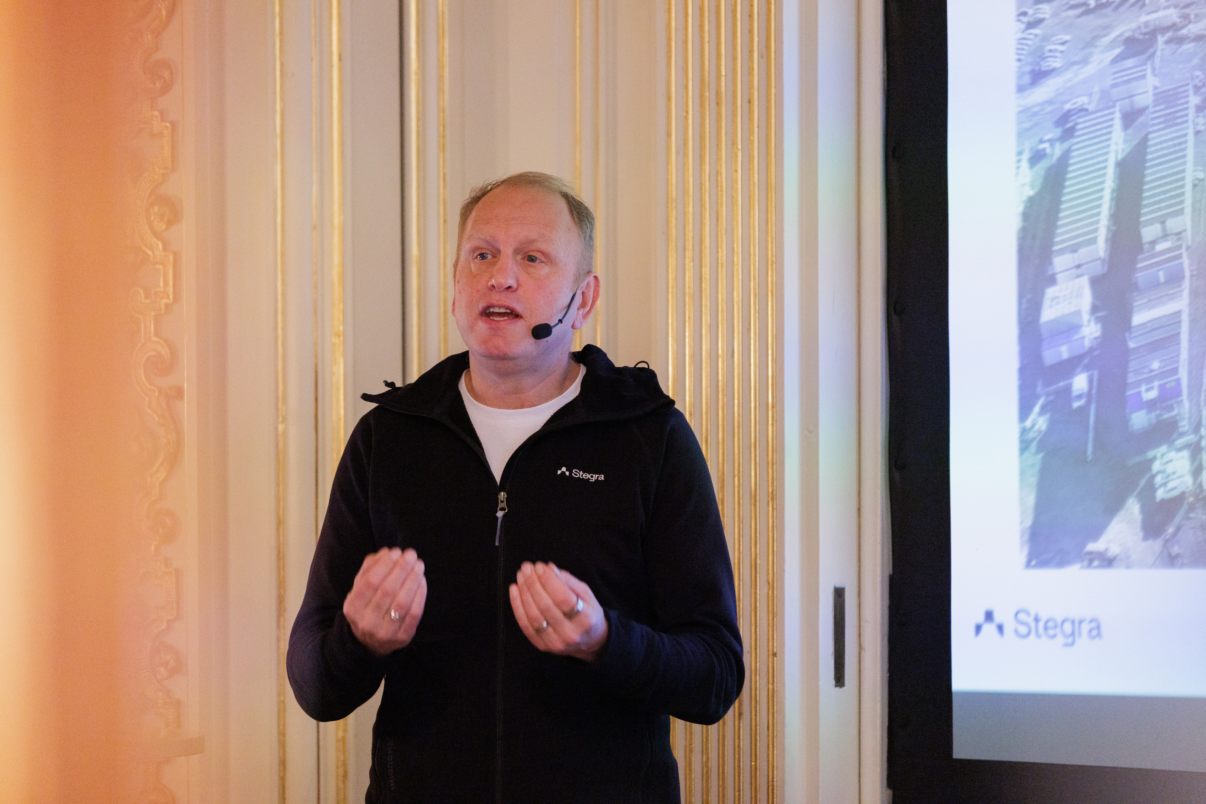 Närbild talande Henrik Henriksson