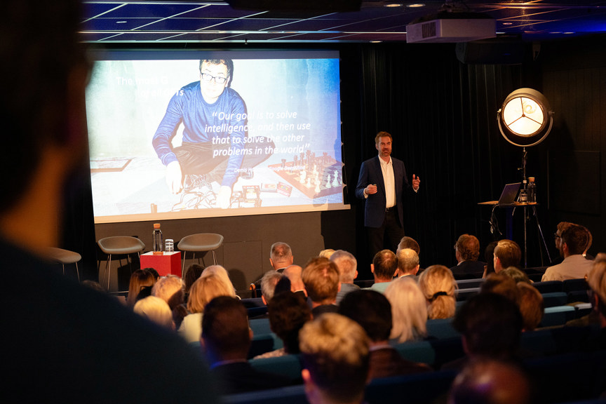 publik i förgrunden, talare på scen