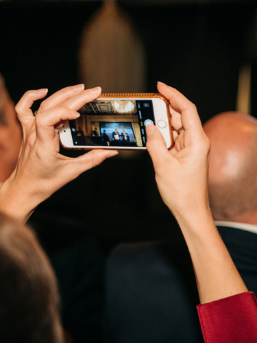 händer med mobil fotograferar prisutdelning
