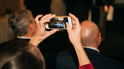 händer med mobil fotograferar prisutdelning