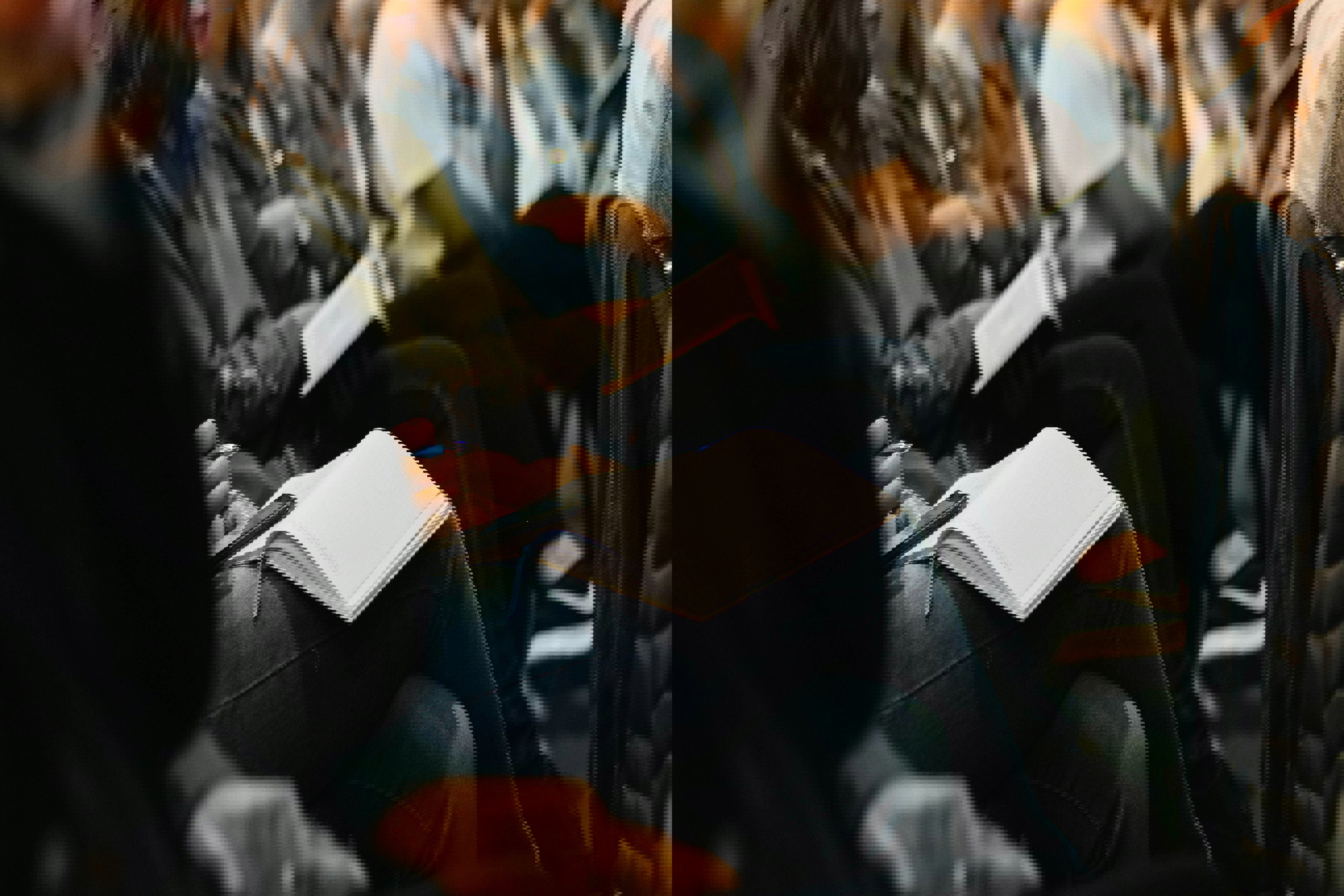 sittande studenter detalj på mobil och block