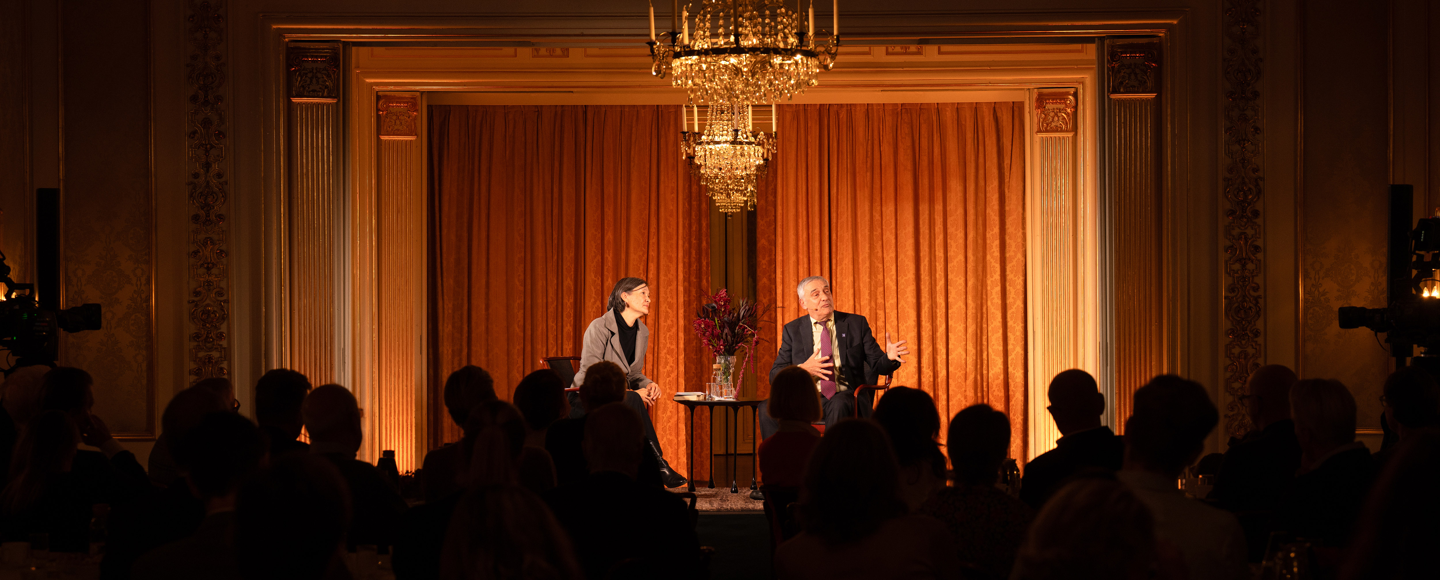 två personer på scen med kristallkrona