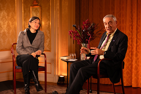 två sittande personer på scen