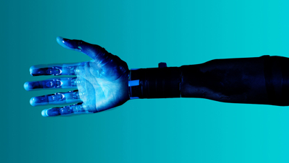 En futuristisk, blåtonad robotarm mot turkos bakgrund.