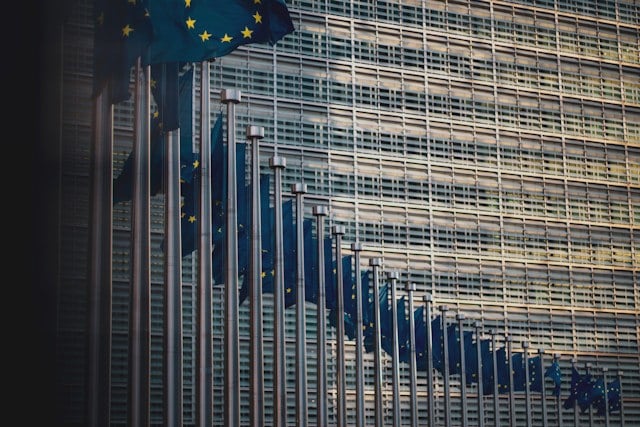 EU-flaggor framför fasad