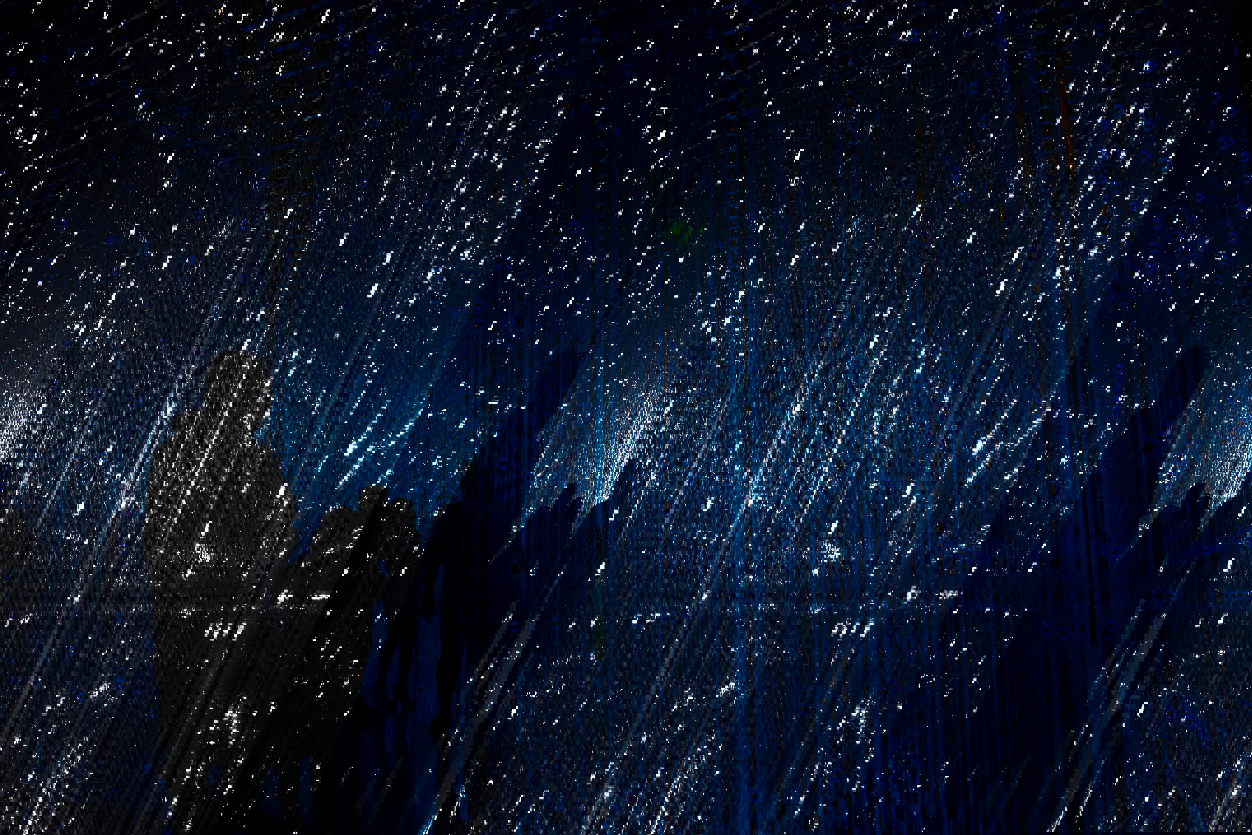 siluetter av personer i blått ljus