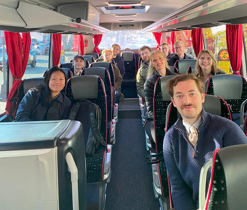 studenter i bussen