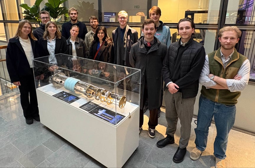 studenter vid monter