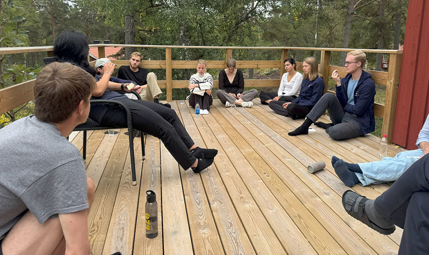 ungdomar sittande p&aring; altangolv