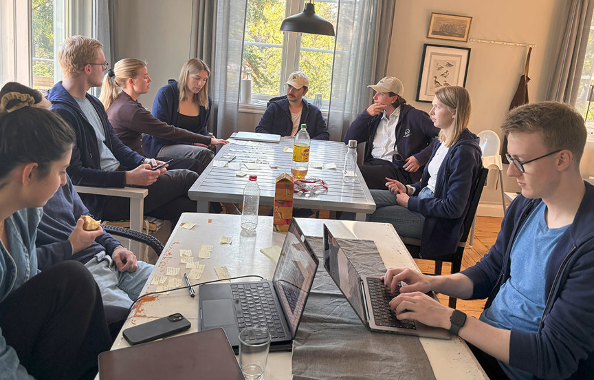 personer runt bord i konferensrum 