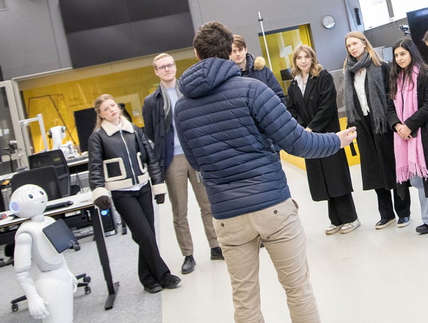 studenter och robot