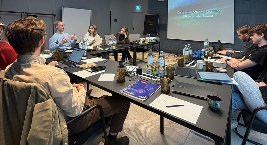 i samtal vid konferensbord