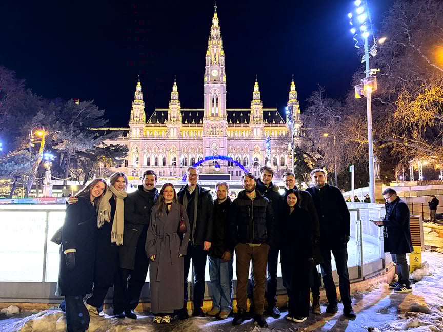 gruppbild i vintrigt landskap