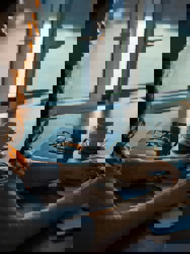 Ung person som skriver på laptop