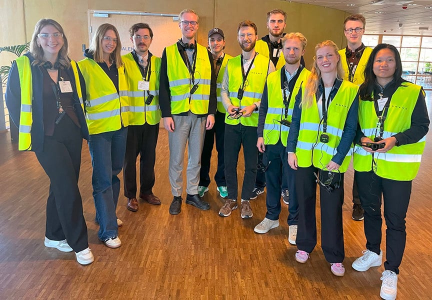 gruppbild i gula v&auml;star