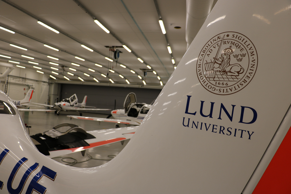 flygplansvinge med logotyp