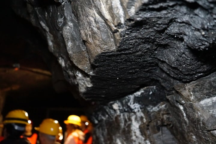 Bild insidan av en gruva 