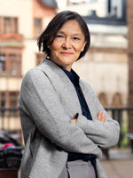 Person med armar i kors tittar in i kameran