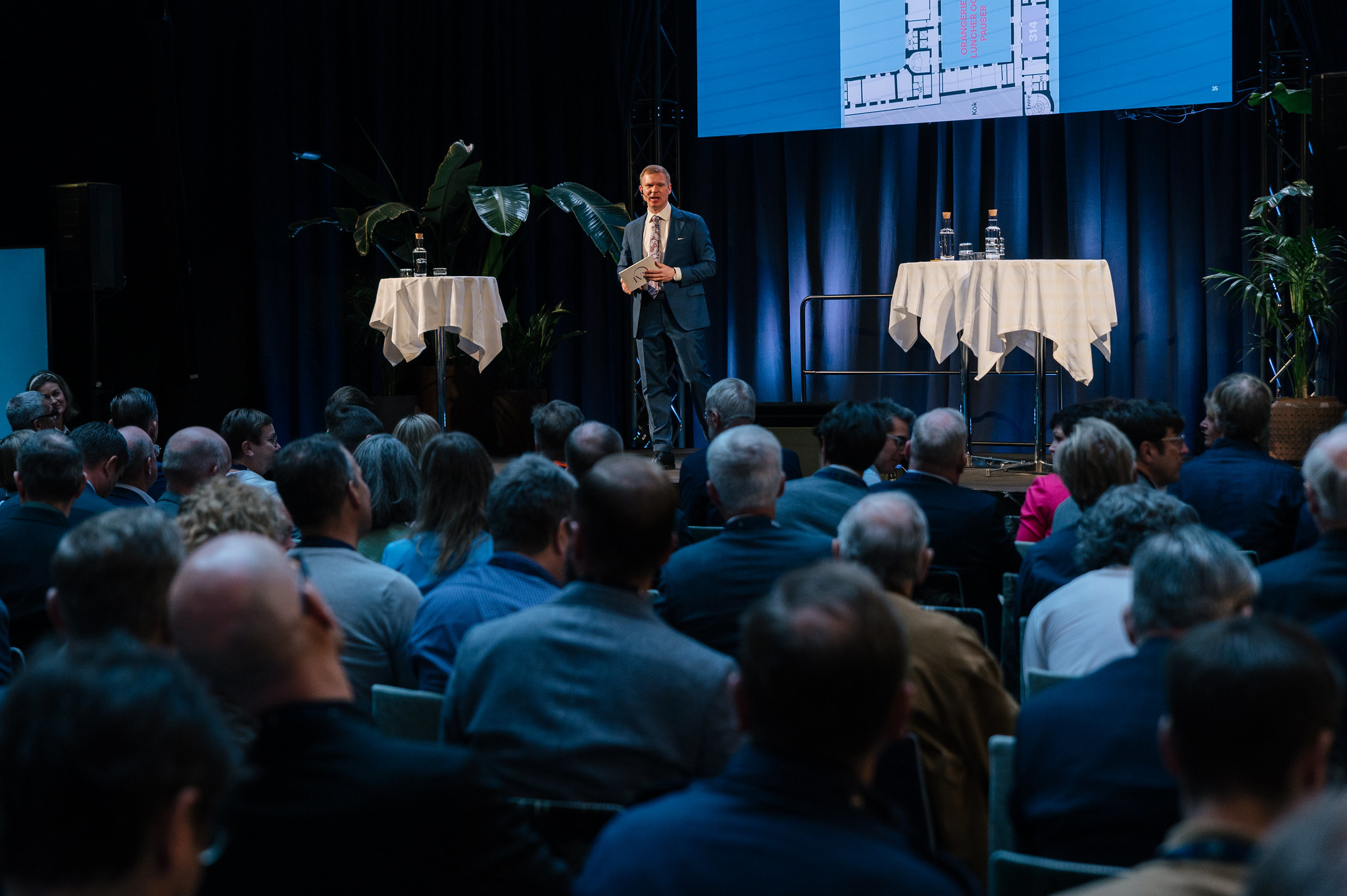 abstrakta ljuspunkter mot mörk bakgrund