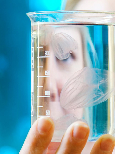 Person tittar på kammaneter i mätglas