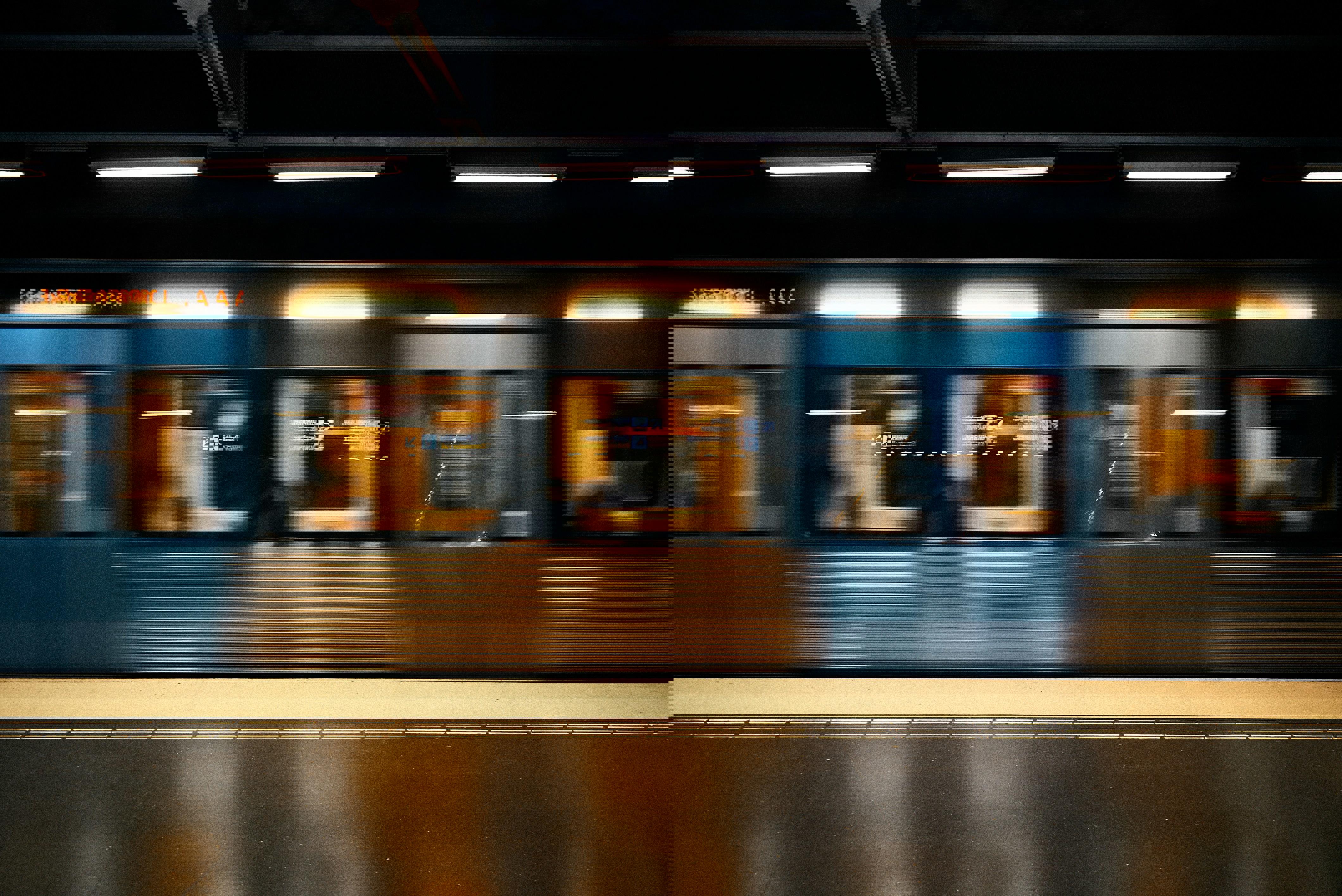 suddig bild av tunnelbanevagn i farten