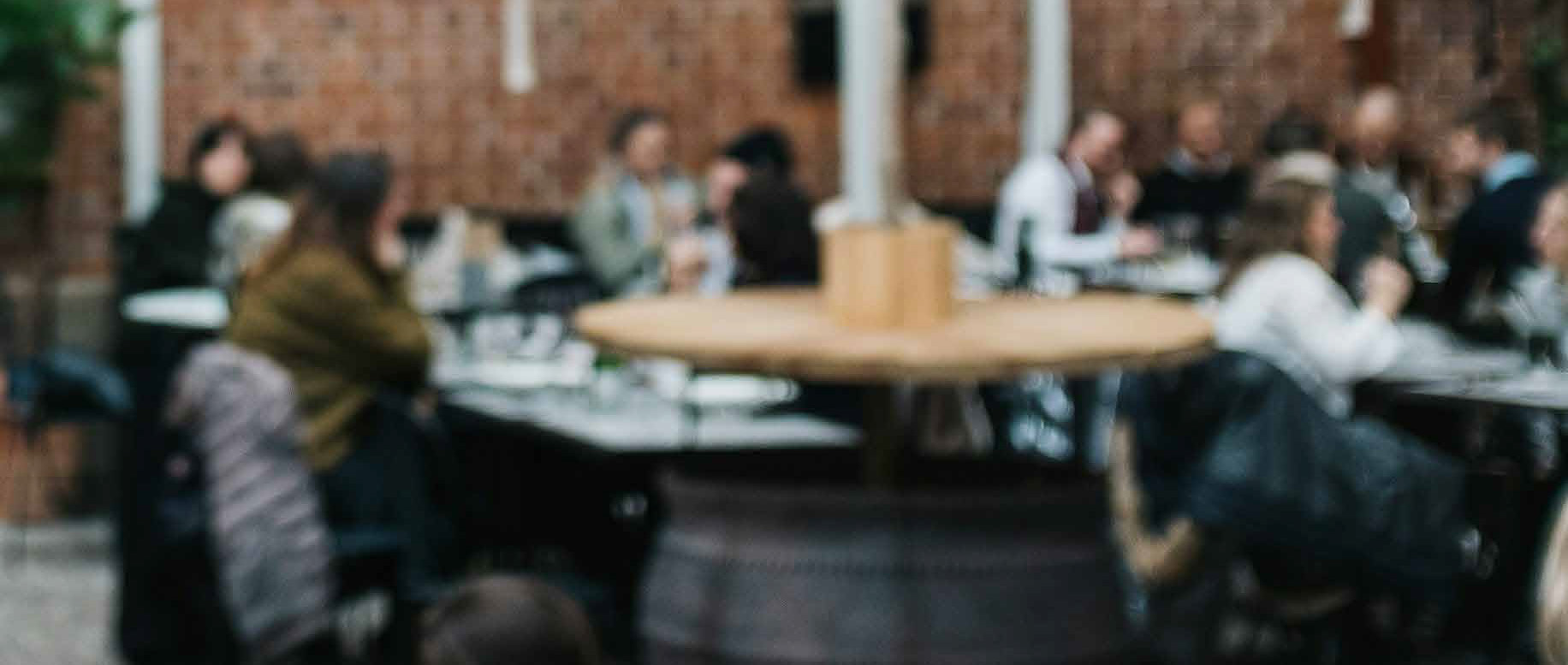 personer runt bord - oskarp