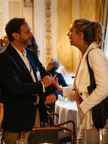 Människor i samtal i IVAs lokaler