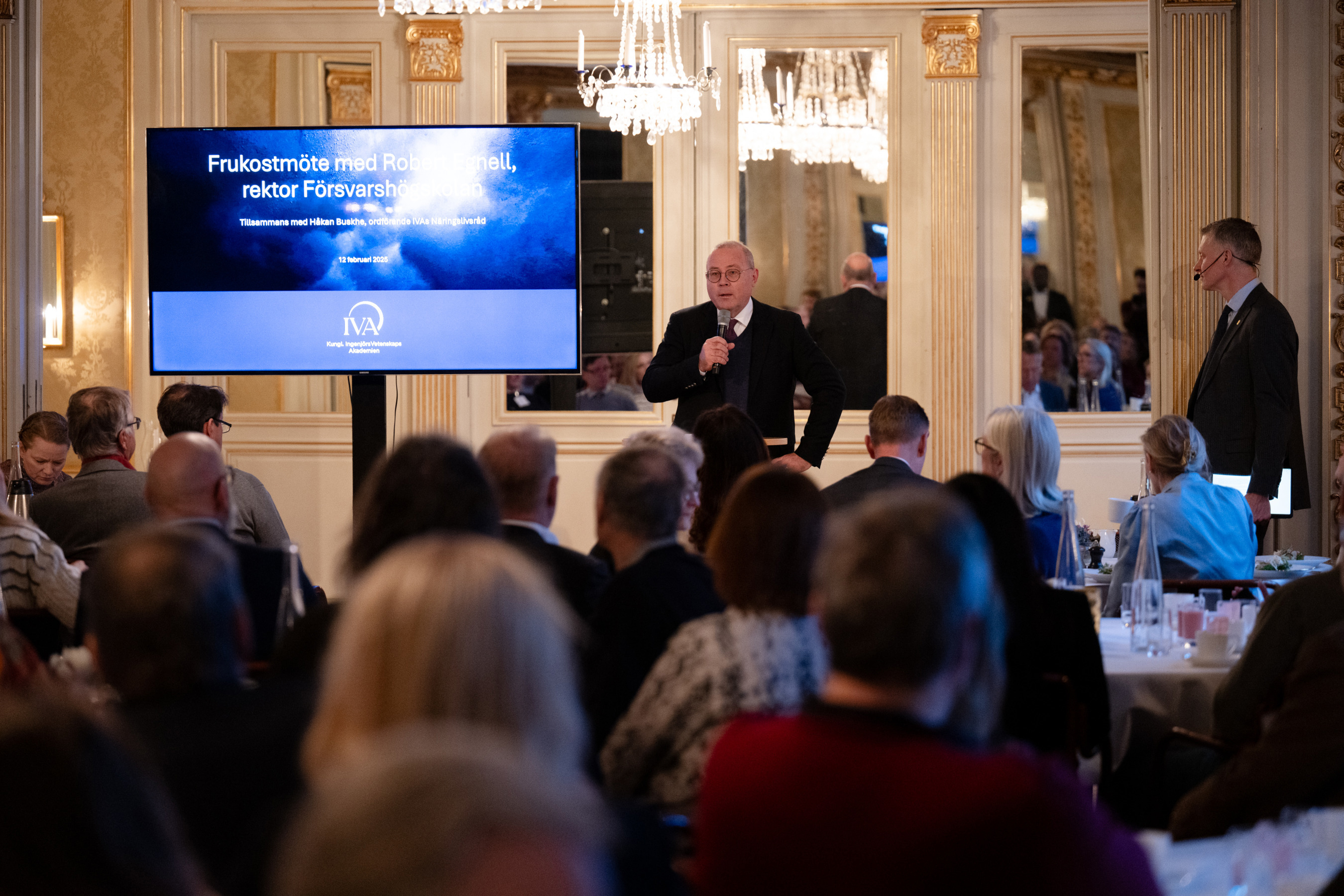 Människor i samtal i IVAs lokaler