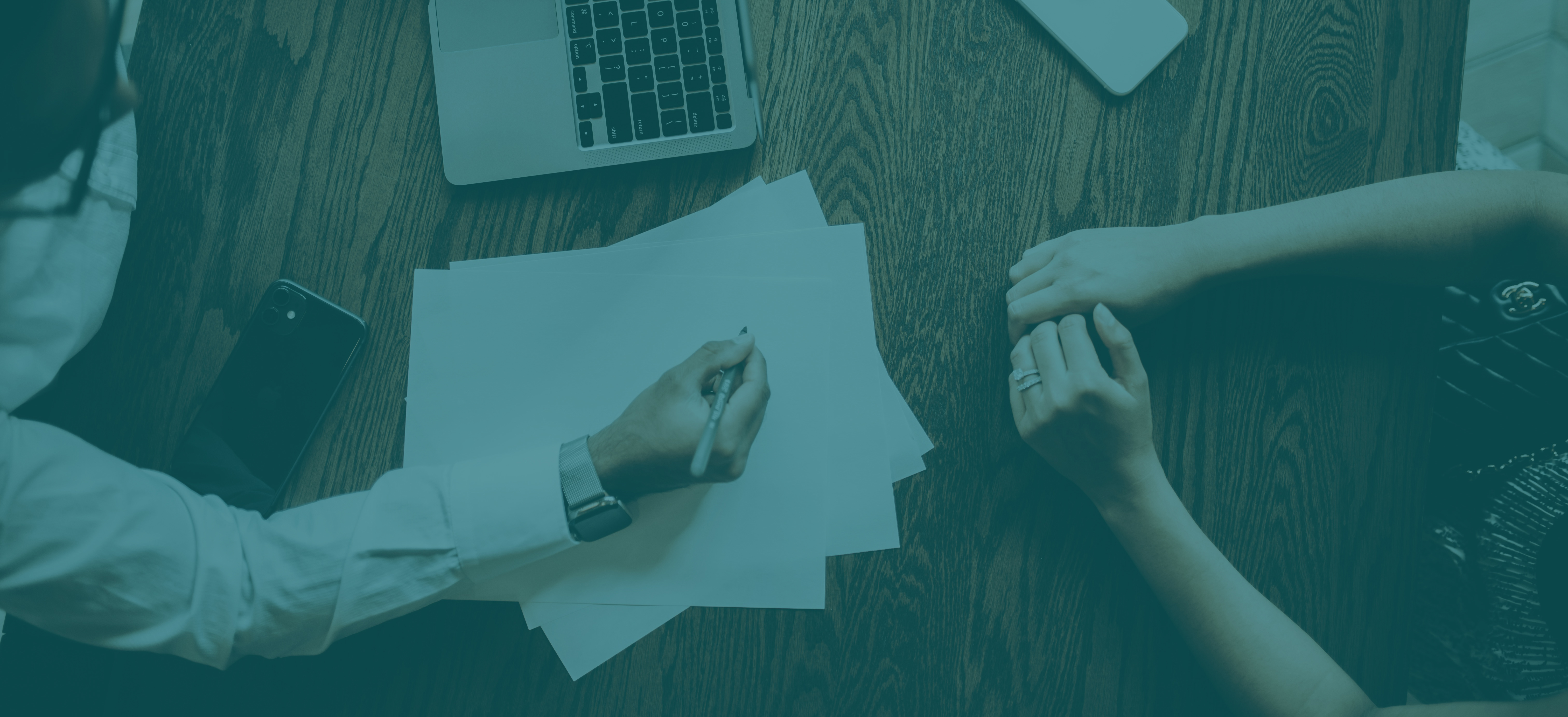 två personer vid skrivbord