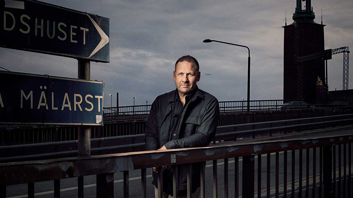 Lasse Wierup i centrala Stockholm med Stadshuset i bakgrunden.