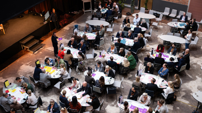 vy över fullsatta bord